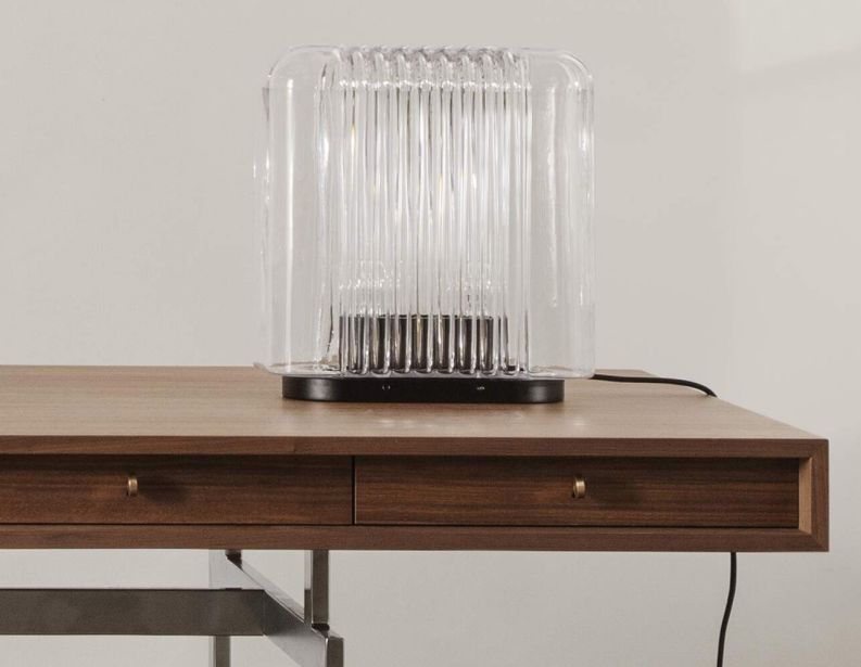 Настольный светильник Lari фабрики CASSINA