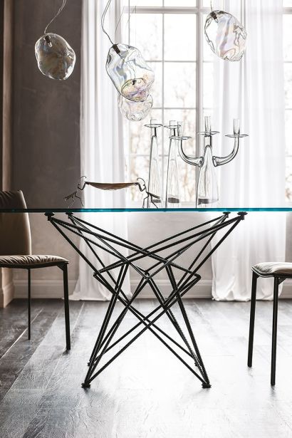 Стол квадратный Gordon фабрики CATTELAN ITALIA